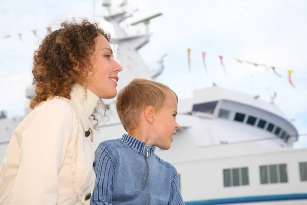 Mother, son and white ship — Stock Photo, Image