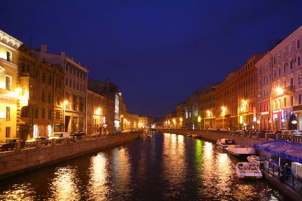Kanál v Petrohradě v soumraku — Stock fotografie