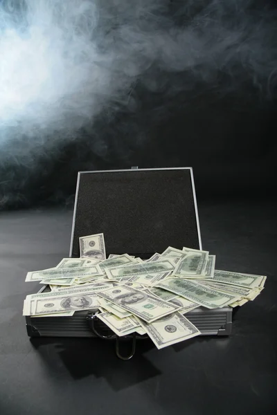 Koffer met dollars tegen rook — Stockfoto