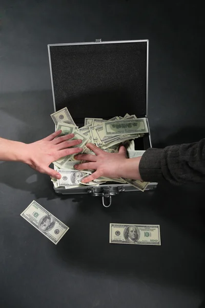 Två händer och resväska med dollar — Stockfoto