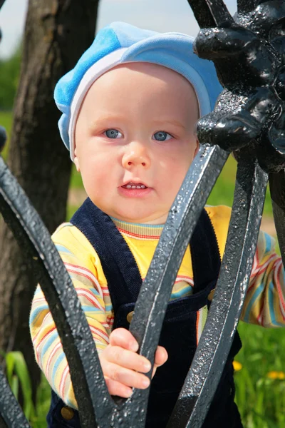 Bambino da recinzione in metallo — Foto Stock