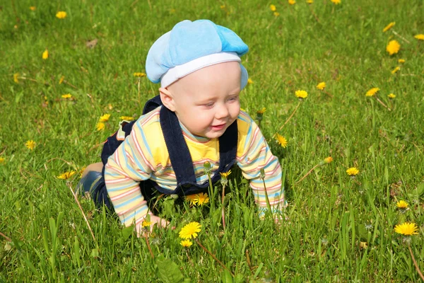 Enfant sur herbe — Photo