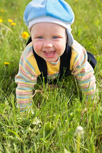 Bébé sur herbe — Photo