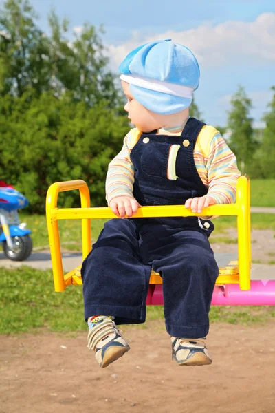 Dítě na karuselu — Stock fotografie
