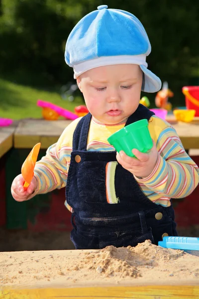 Bambino piccolo gioca in sandbox — Foto Stock