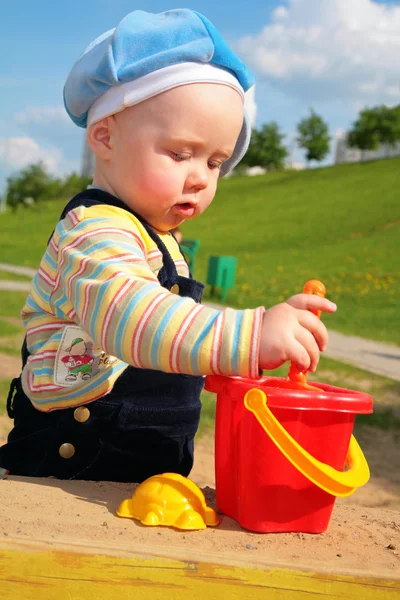 Criança jogar em sandbox — Fotografia de Stock