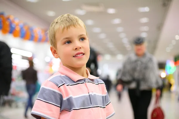 Ребенок в магазине — стоковое фото