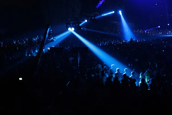 Синій прожектор на концерті — стокове фото