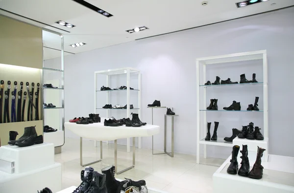 Teilung des Ladens mit Fußbekleidung und Gürteln — Stockfoto