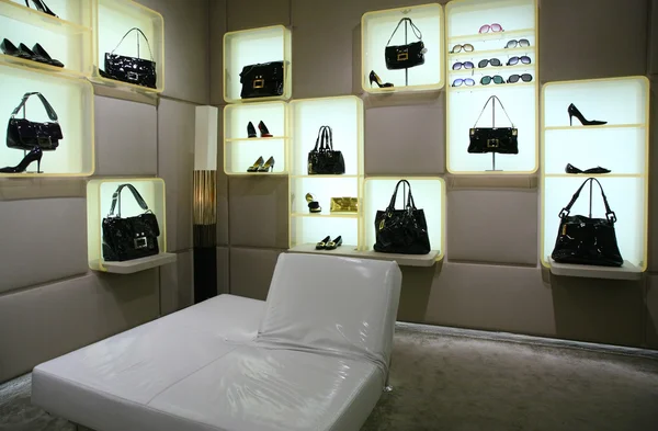 Bolsas, zapatos y gafas en la tienda — Foto de Stock