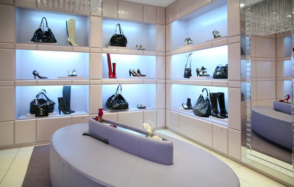Zapatos y bolsas en la tienda — Foto de Stock
