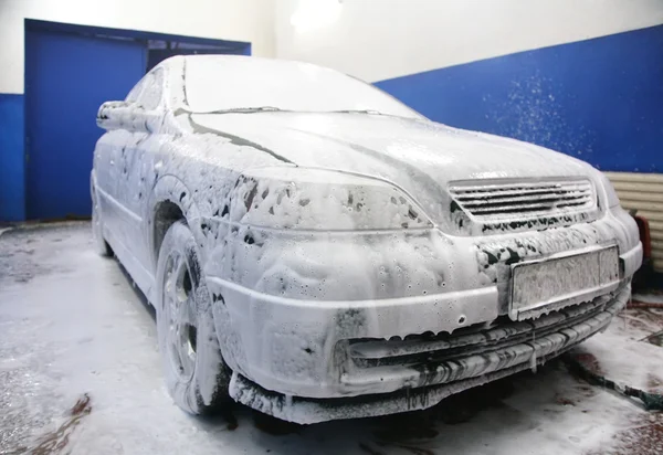 Automóvel em sabonetes na lavagem — Fotografia de Stock