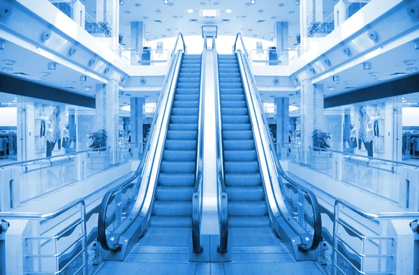 Escaleras mecánicas en el centro comercial — Foto de Stock
