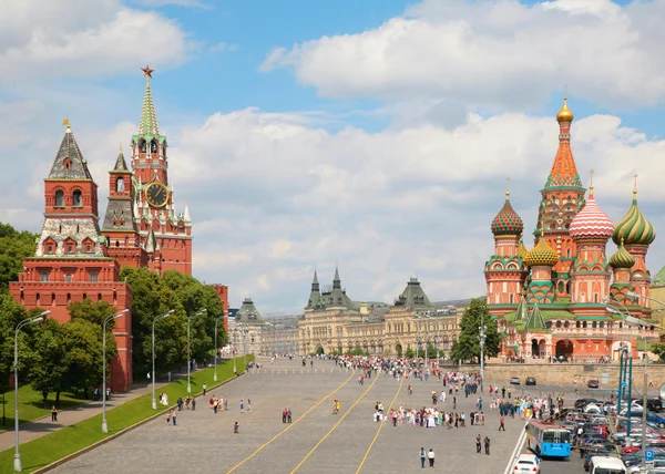 Utsikt över Kreml och St basil cathedral — Stockfoto