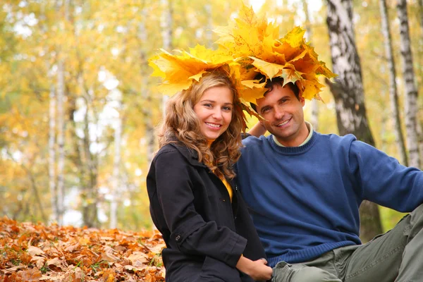 Par com folhas de bordo em madeira de outono — Fotografia de Stock