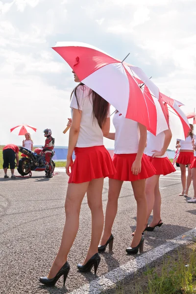 Paddock-flickor med paraplyer — Stockfoto