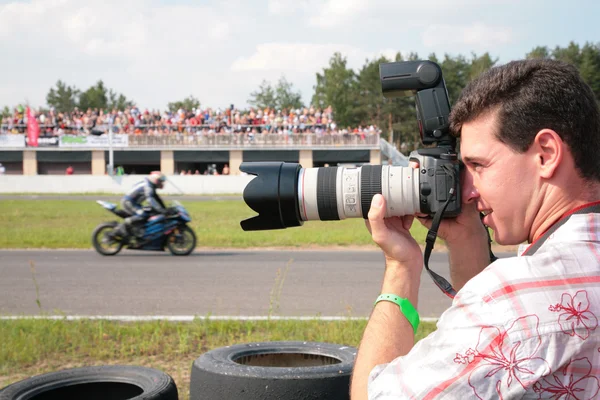 Fotógrafo em corrida de moto — Fotografia de Stock