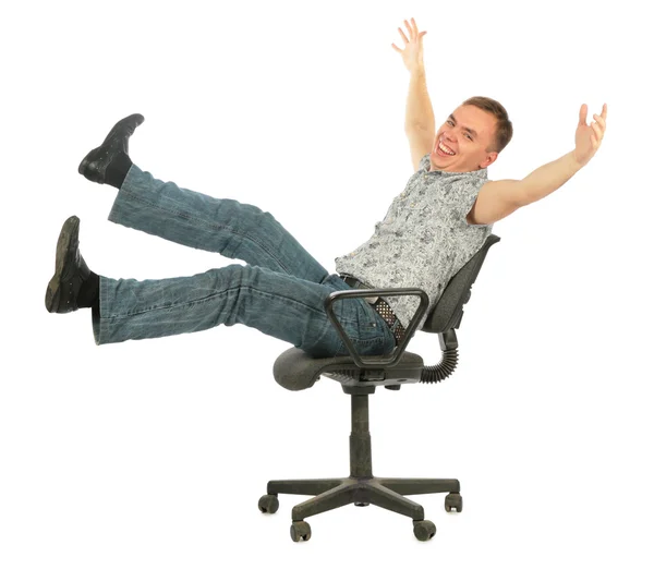 Молодий чоловік сміється сидить на стільці — стокове фото