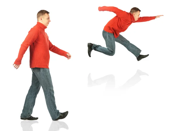 Молода людина в червоному светрі йде — стокове фото