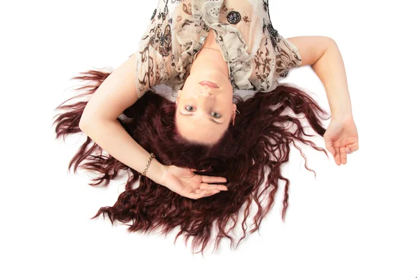 Mulher deitada com cabelo castanho vista superior — Fotografia de Stock