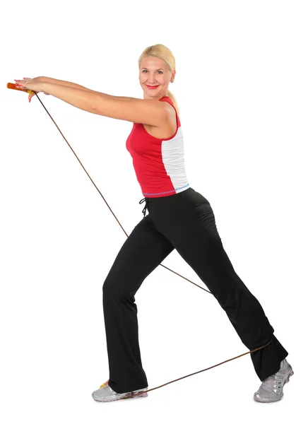 Спортивная блондинка делает упражнения с веревкой — стоковое фото