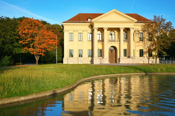 Villa am Stausee — Stockfoto