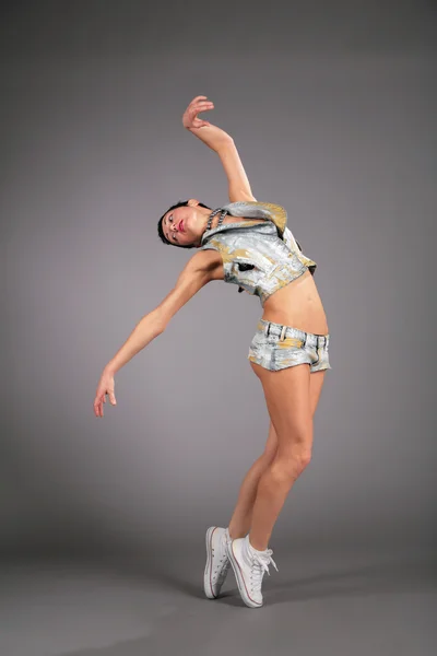 Taniec młodej kobiety w krótkich spodenkach — Zdjęcie stockowe
