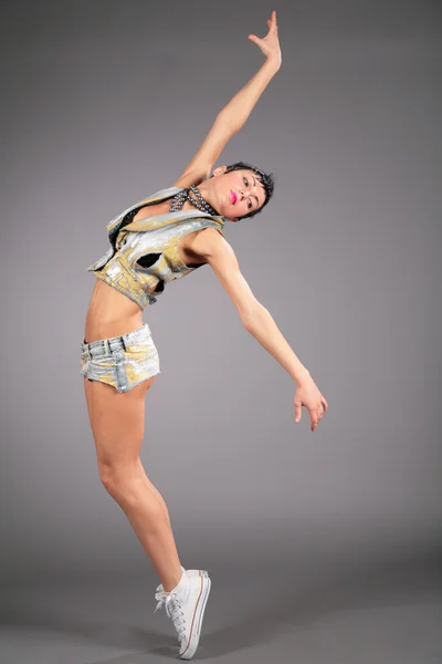 Молодая красавица танцует в шортах — стоковое фото