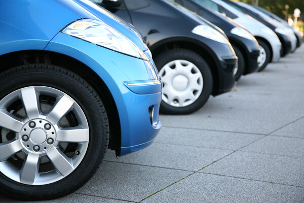 Автомобили на парковке