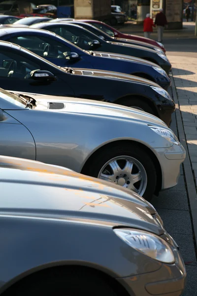 Autos auf Parkplätzen — Stockfoto