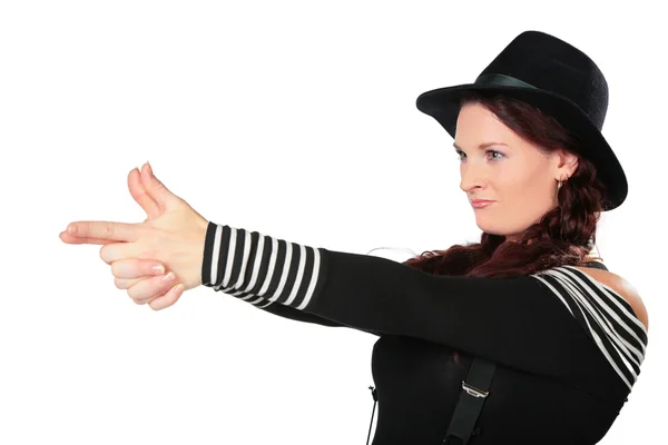 Porträt einer schönen Frau mit schwarzem Hut stellt Schießen aus einer Pistole dar — Stockfoto