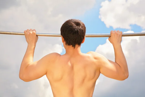 Athlete training on sky background — Stock Photo, Image
