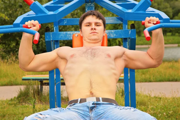 Bodybuilder traning utomhus — Stockfoto