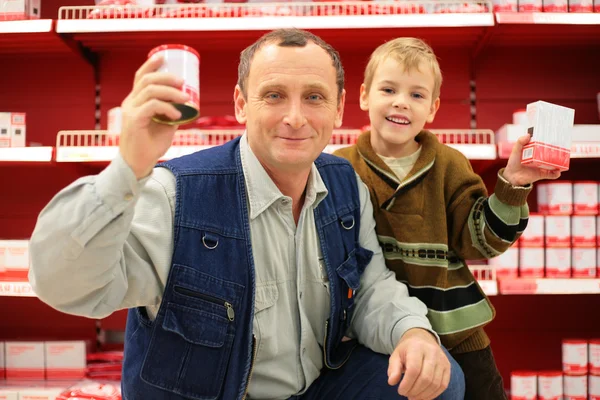 Farfar och sonson i matbutik — Stockfoto