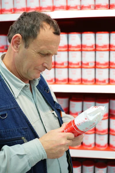 La persona mayor selecciona productos en la tienda de alimentos —  Fotos de Stock
