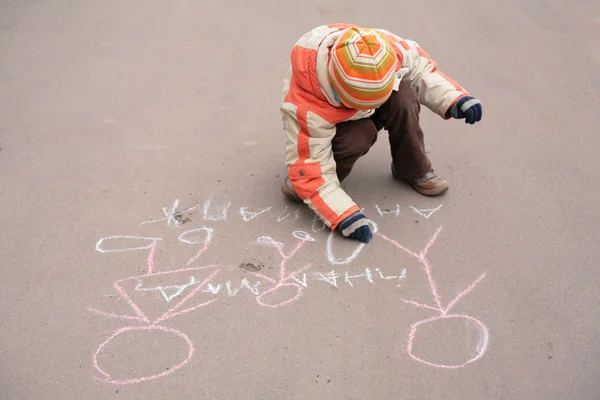 Chico bocetos por tiza en asfalto — Foto de Stock