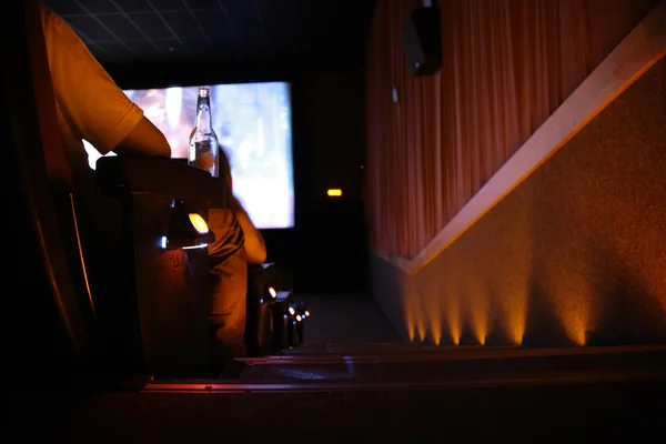 Zuschauer mit Flasche im Kinosaal — Stockfoto