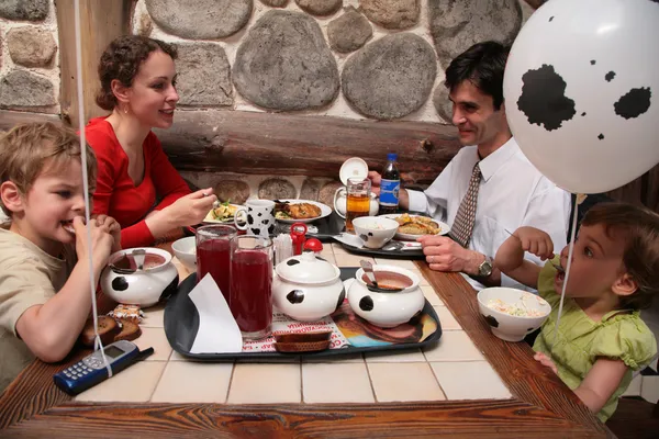Família comer no café — Fotografia de Stock