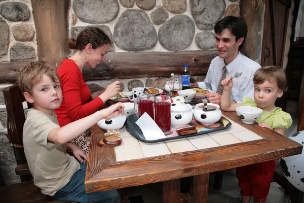 Familie sitzt im Café — Stockfoto