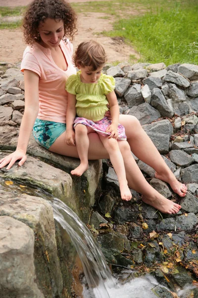 小さな滝を見ての娘を持つ母 — ストック写真