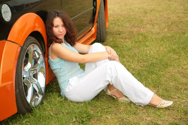 Kvinnan & bil — Stockfoto