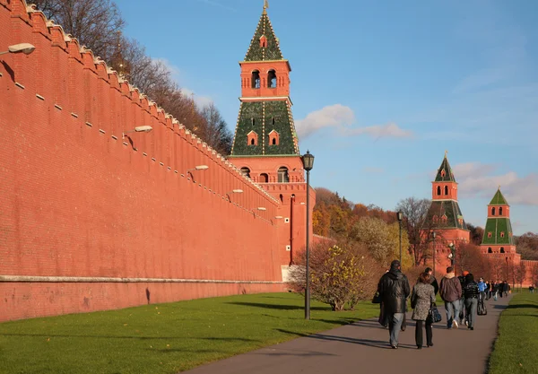 Fußgänger an der Kreml-Mauer in Moskau — Stockfoto
