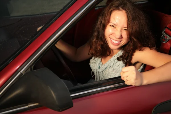 Žena v červené auto — Stock fotografie