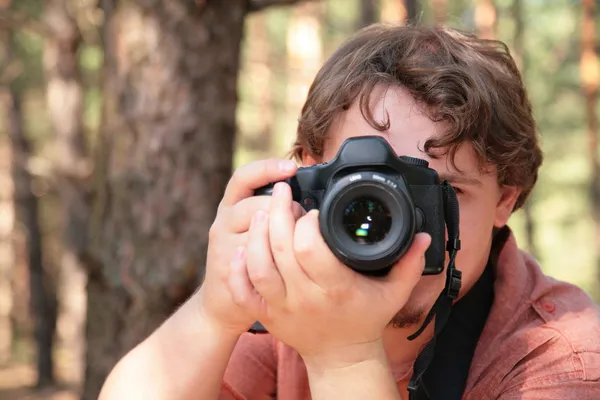 Photographer photographs in forest — Stock Photo, Image