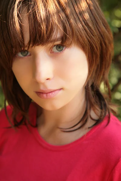 赤シャツの若い女の子の肖像画 — ストック写真