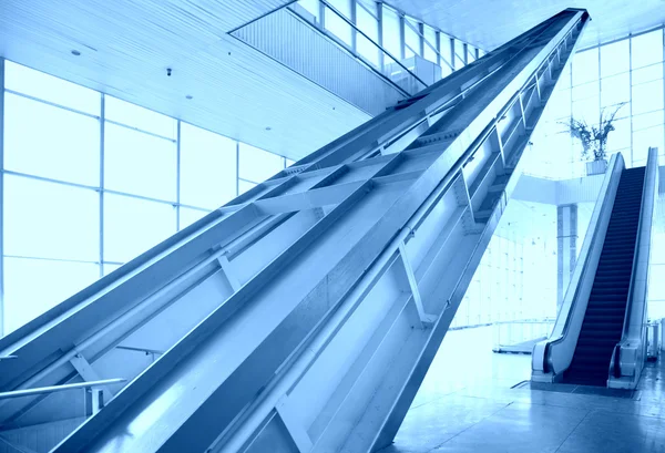 Salle de verre avec escalator — Photo