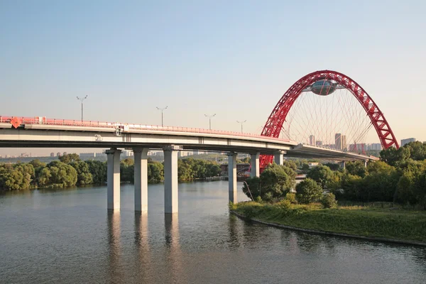 Ny byggnad bron på Moskva floden — Stock fotografie