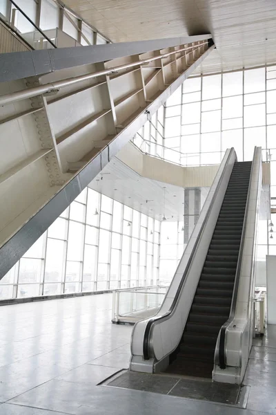 Salão de vidro com escada rolante — Fotografia de Stock