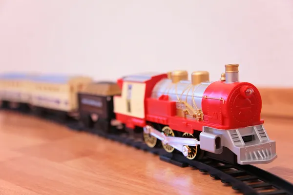 Красный игрушечный поезд — стоковое фото