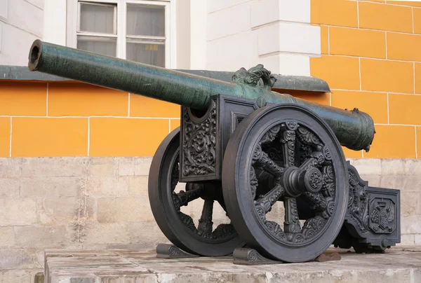 Old cannon near Arsenal. Kremlin. Moscow. Russia — Stock Photo, Image